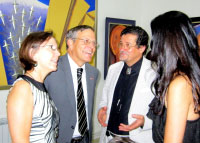 С послом США в Армении Джоном Хефферном с супругой, на юбилейной выставке. г. Ереван 2012